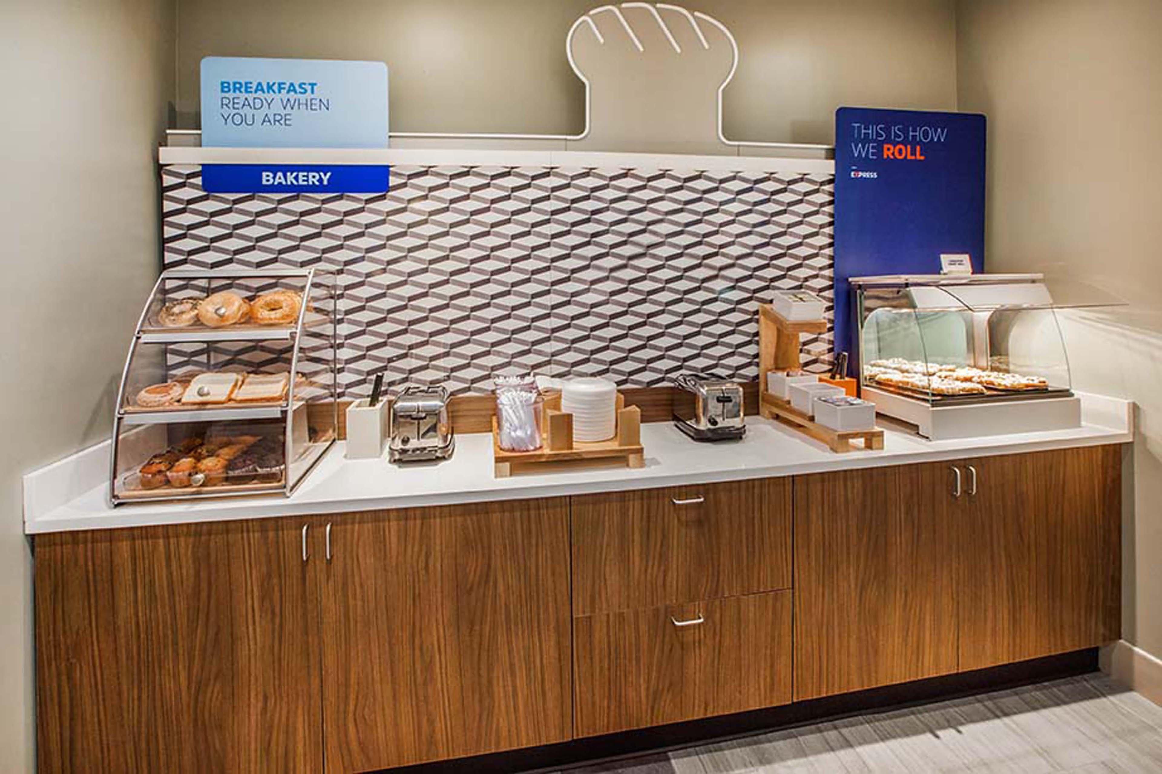 Holiday Inn Express Hotel & Suites Greensboro-East By Ihg Eksteriør billede