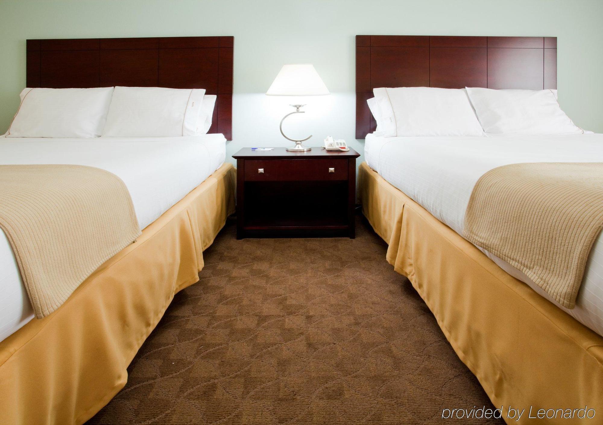 Holiday Inn Express Hotel & Suites Greensboro-East By Ihg Eksteriør billede